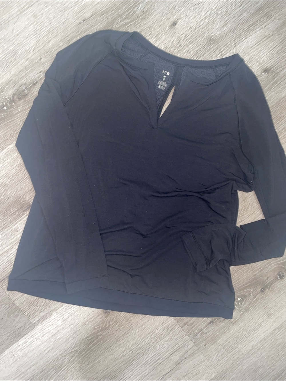 UA Women’s Black Long Sleeve V-Neck Open-Back Top | Athlete Recovery Sleepwear